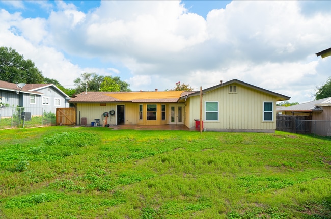 Building Photo - Updated 3-Bedroom Home with Private Yard &...