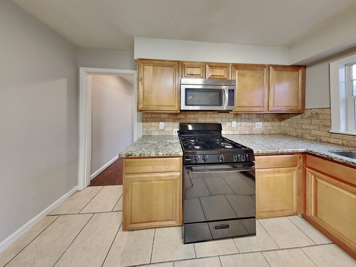 Building Photo - 1628 Canterbury Cir
