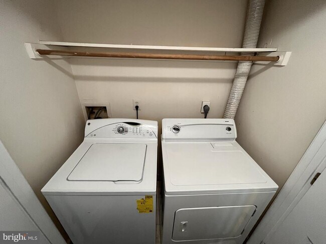 Building Photo - 3762 Farmland Dr