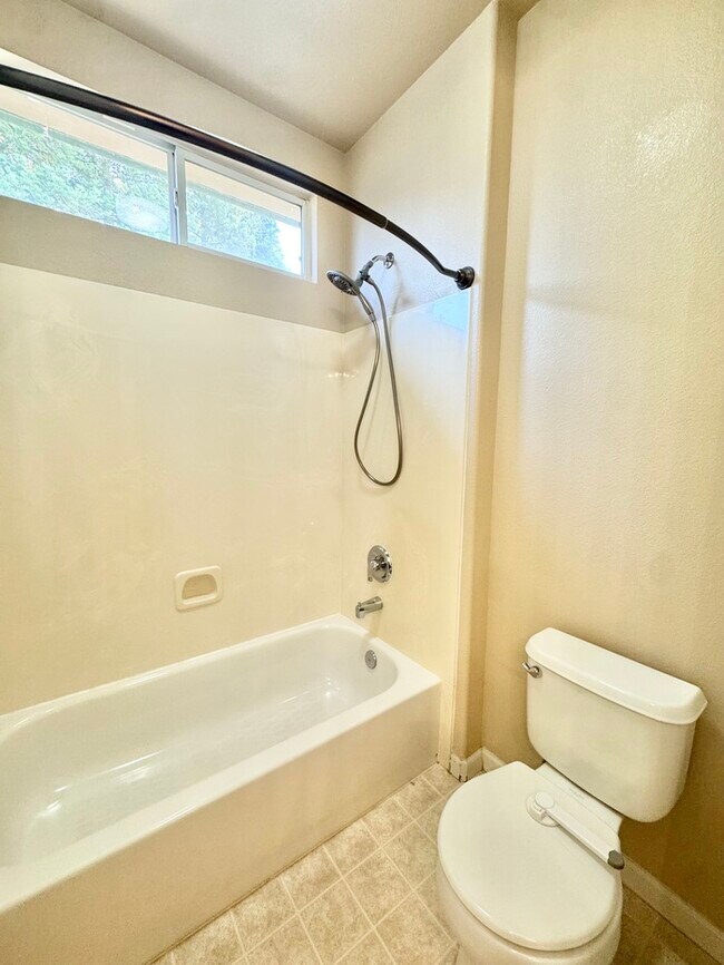 Building Photo - Beautiful large 4 bedroom home in rocklin!