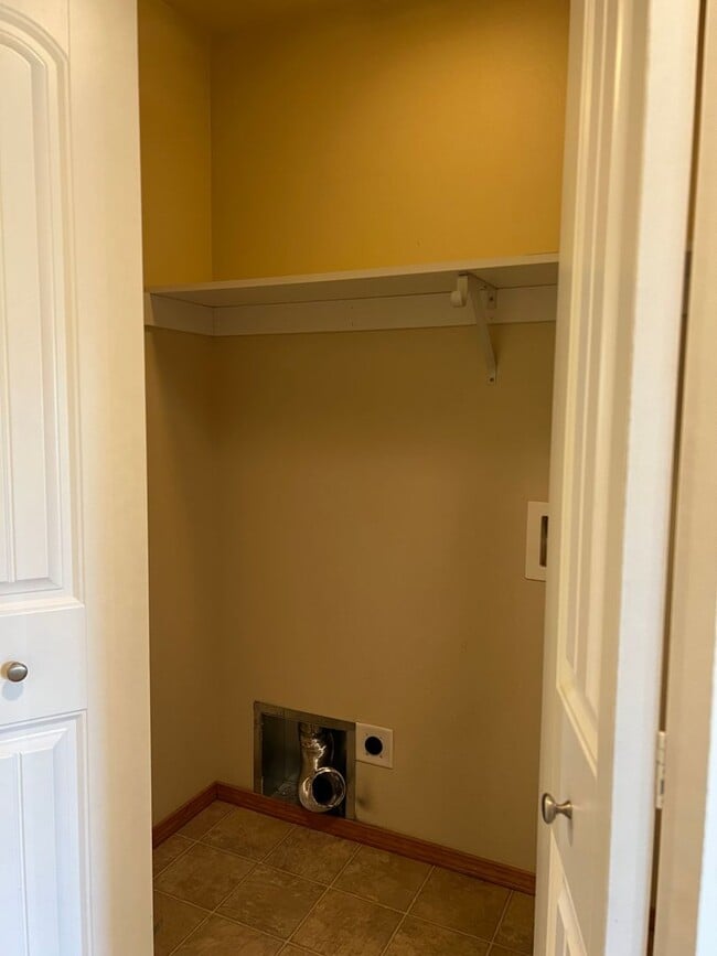 Building Photo - 417 SW Pemberly Loop