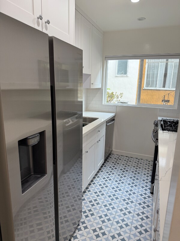 Building Photo - 2140 Beachwood Dr