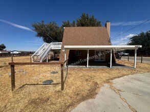 Building Photo - Cute A-frame home in Palmdale!