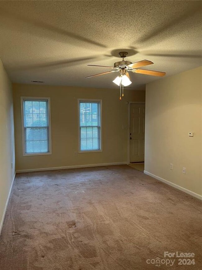 Building Photo - Spacious 2BR 2BA Townhome In Prime Location!