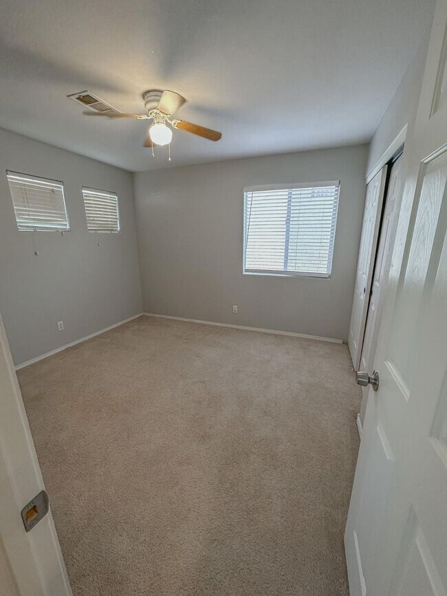 Building Photo - Spacious 3 Bedroom, 2.5 Bath Home with No ...