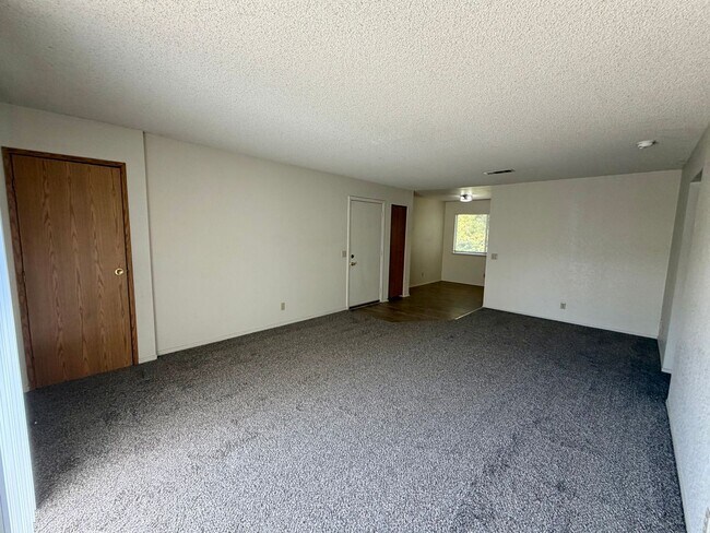 Building Photo - 1717 Bramble Pl