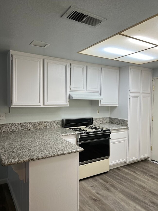 Building Photo - Spacious 2 bedroom condo with garage