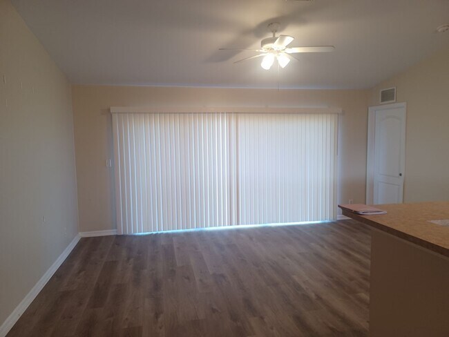 Building Photo - 3/2 with laminate flooring throughout