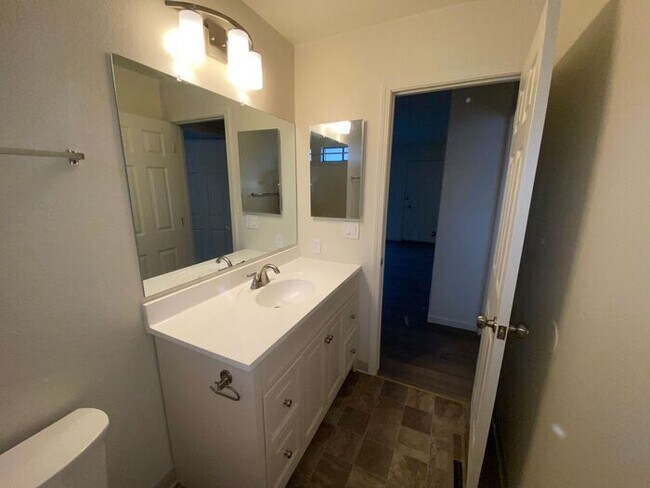 Building Photo - Reno Duplex - Pet Friendly, Garage, Dishwa...