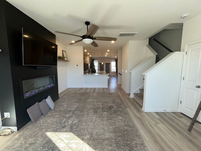 Building Photo - Tri-level Townhome in Foxbank Plantation