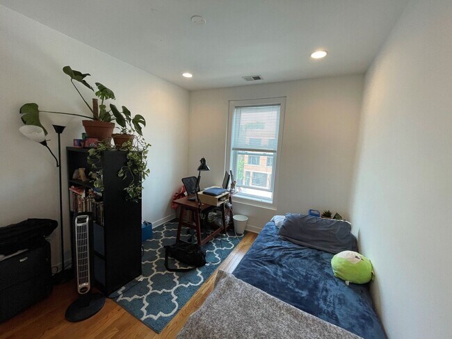 Building Photo - 2360 W Dickens Ave