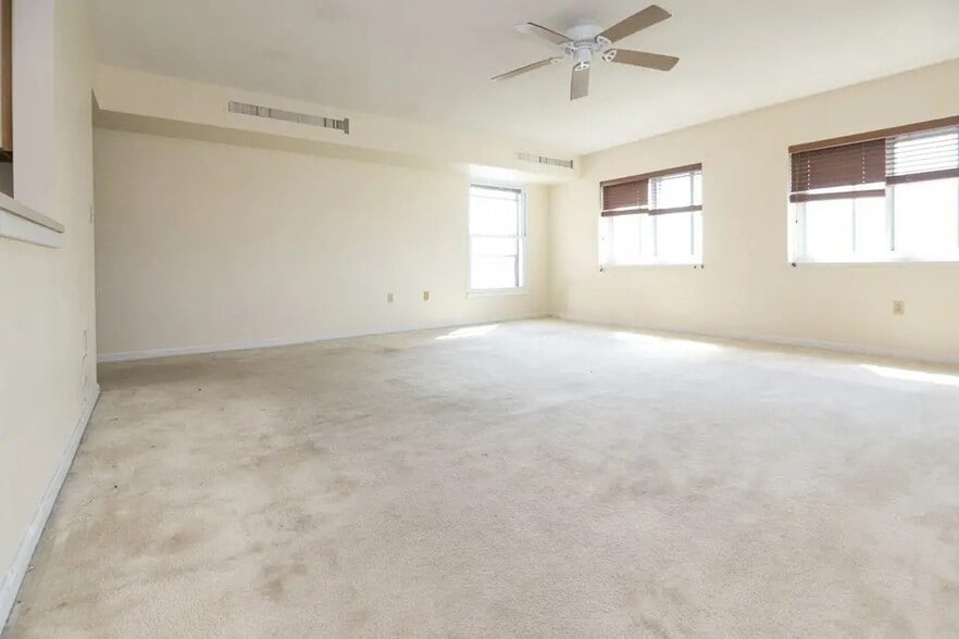 Building Photo - 50 S Common St