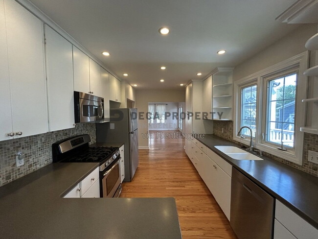 Building Photo - 203 W Cedar Ave