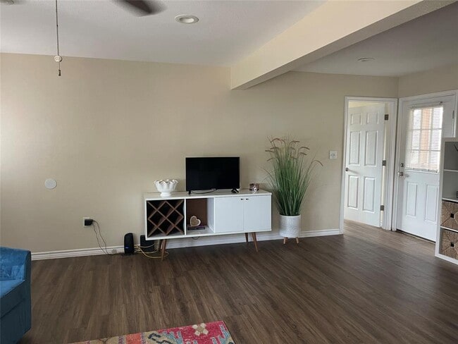 Building Photo - 207 Oakwood Loop