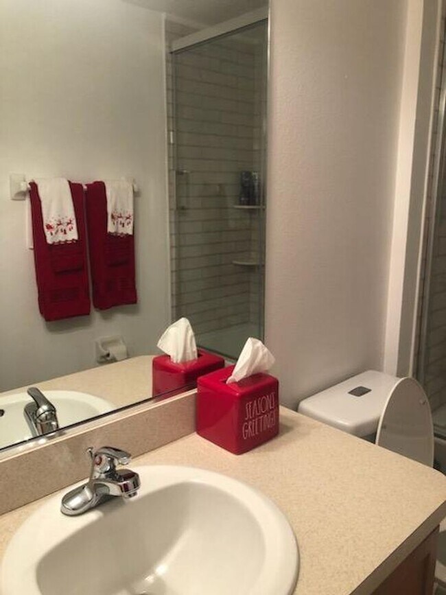 Building Photo - 4 bedrooms, 2 bathrooms, 2 car garage