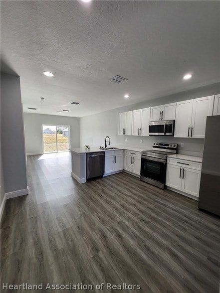 Building Photo - 6918 Dickinson Dr