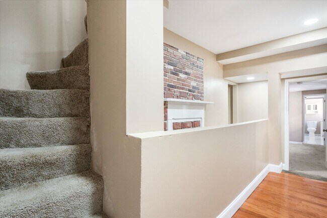 Building Photo - 424 S Eden St