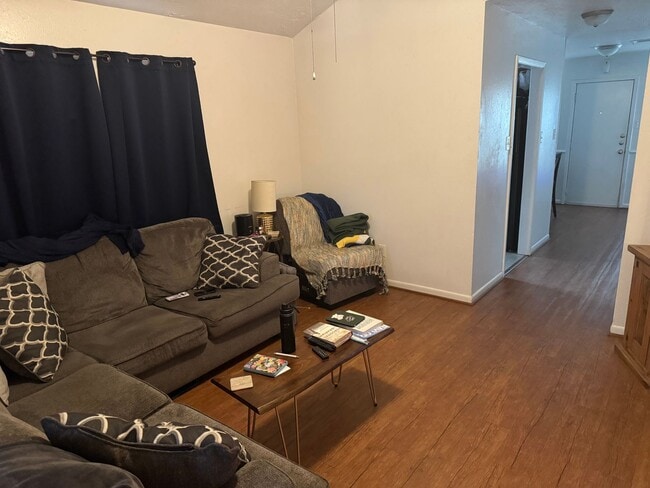 Building Photo - DECEMBER MOVE IN!  Cute 3 Bedroom 1.5 Bath...