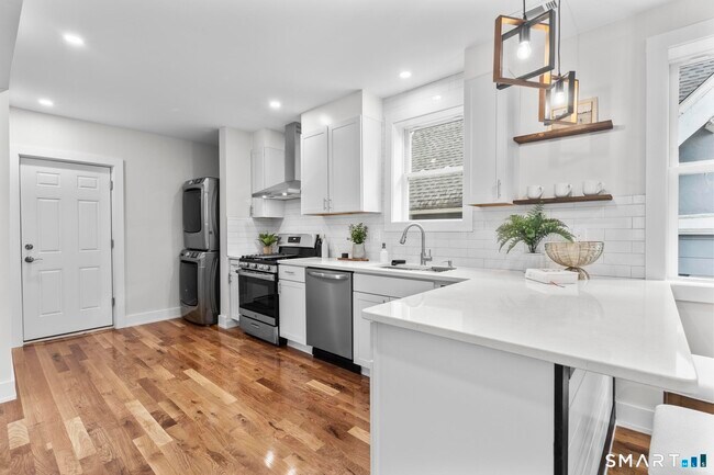 Building Photo - 54 Plaza Ave