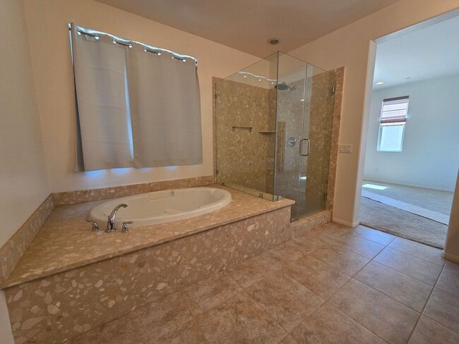 Building Photo - New Listing!