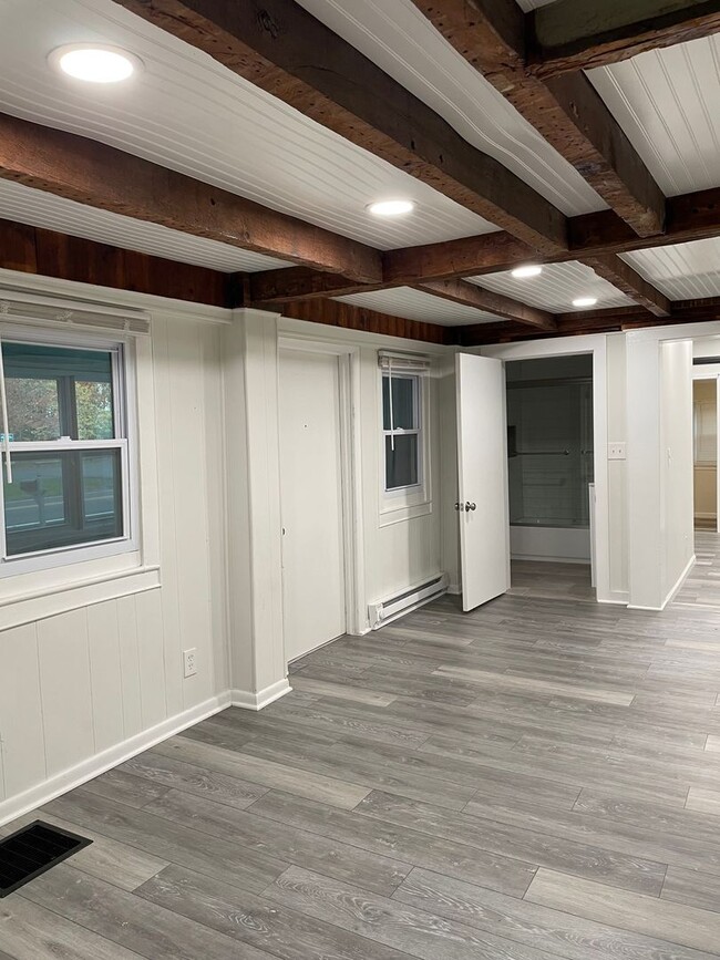 Building Photo - 3 Bedroom, 1 Bath Farmhouse Jamesville-DeWitt School