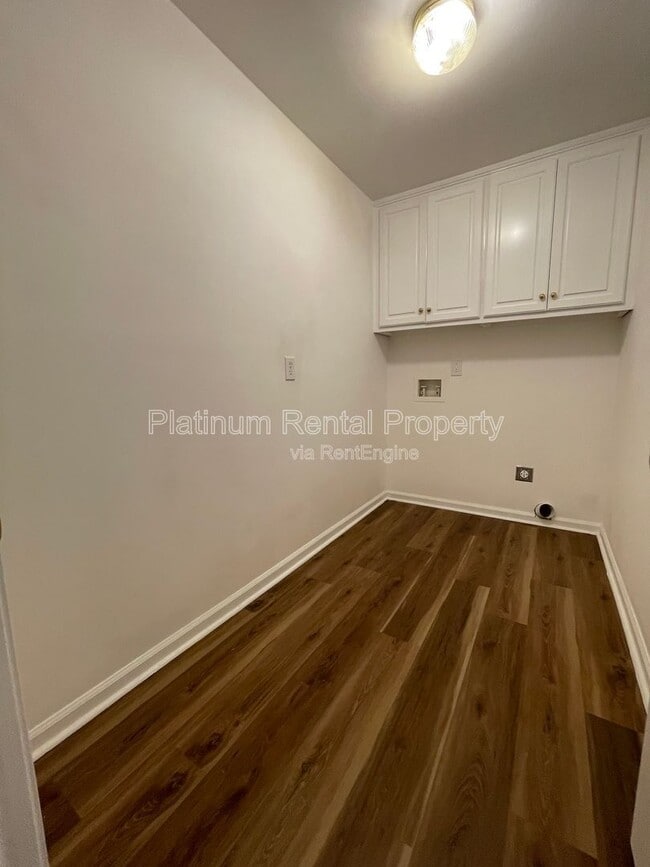 Building Photo - 870 Ingleside Dr
