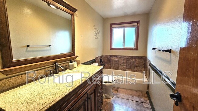 Building Photo - 2521 NE 47th St