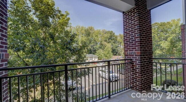 Building Photo - 16408 Holly Crest Ln