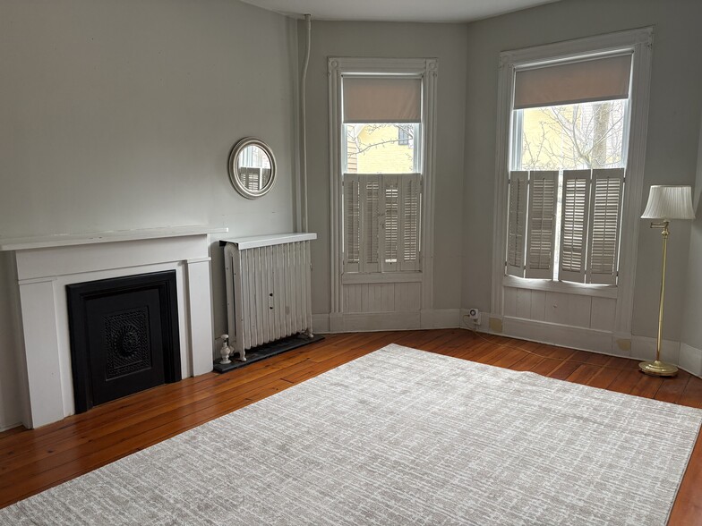 Living room with bay windows - 24 Front St