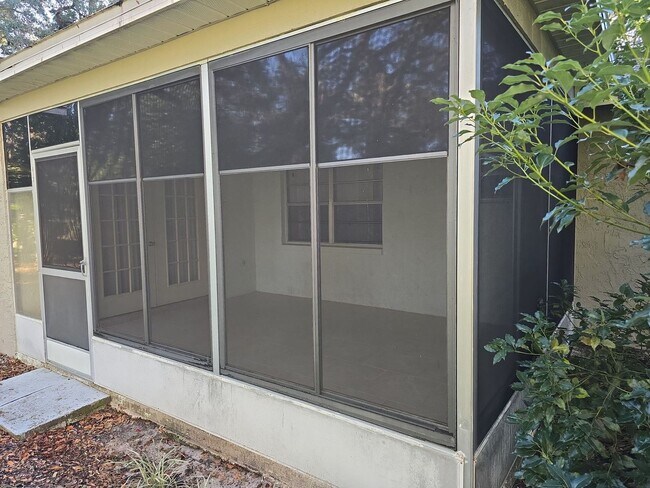 Building Photo - Beautuful 2 bedroom, 2 bath, 2 car garage rental home in Weeki Wachee!