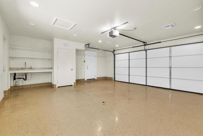 Building Photo - 6 Bedrooms, 3 Bath,  Pool CLOSE TO ASU (Rural & Broadway)