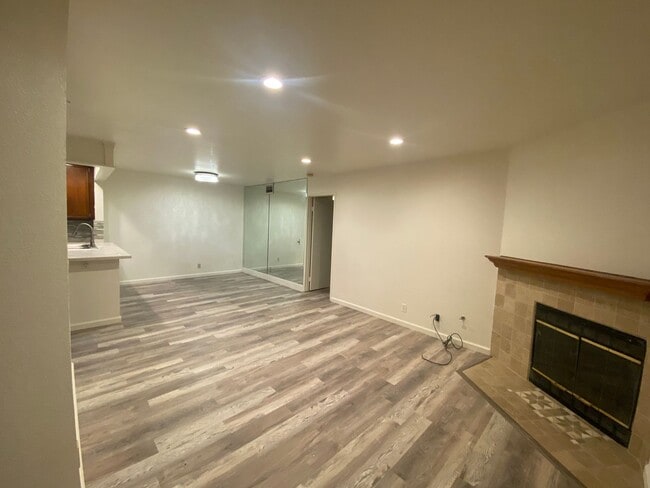 Building Photo - Mirasol 3 Bedroom Condo