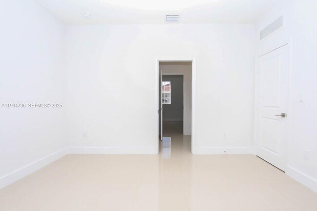 Building Photo - 15670 SW 11th Terrace