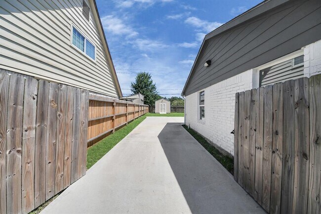 Building Photo - 11218 Sagedowne Ln