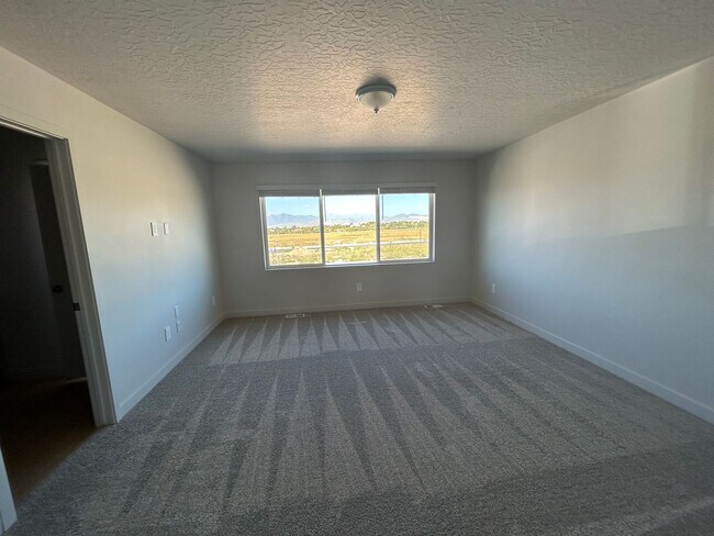 Building Photo - 4 Bedroom 2.5 Bathroom Townhome in Lehi!