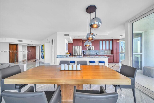 Building Photo - 16425 Collins Ave