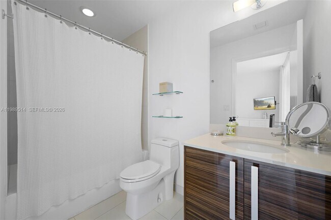 Building Photo - 2020 N Bayshore Dr