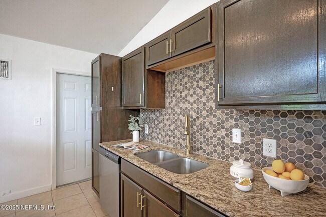 Building Photo - 2565 Burlingame Dr W