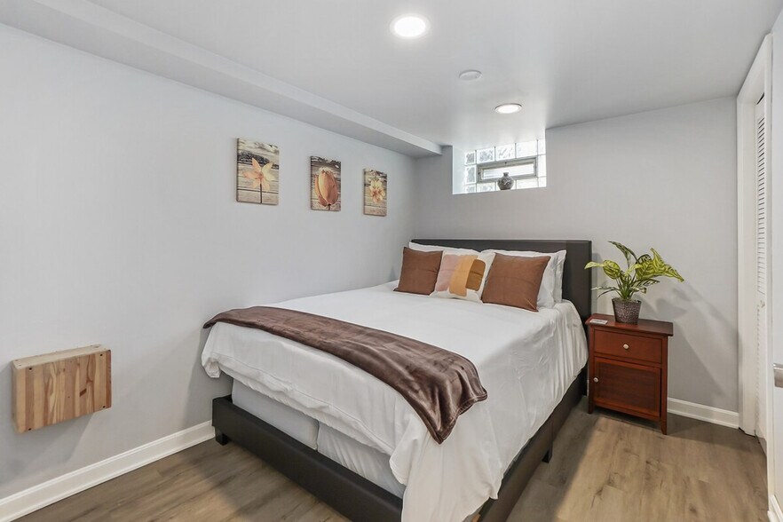 Building Photo - 7002 W Farragut Ave