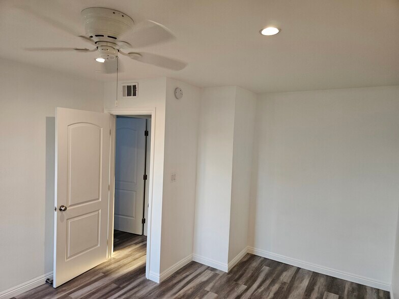 Building Photo - 6501 Vanalden Ave