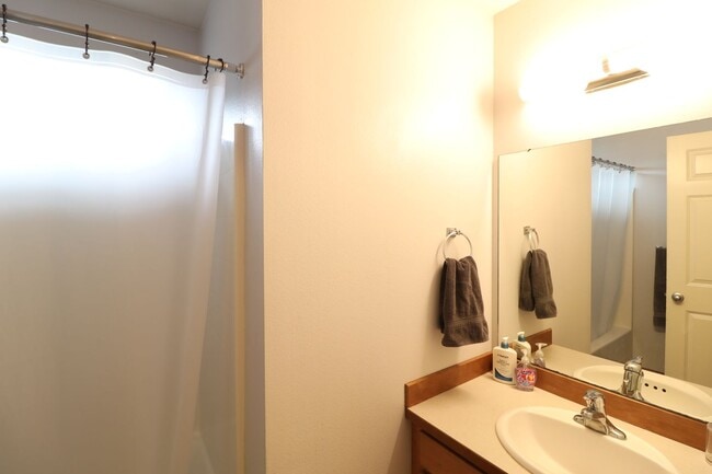 Building Photo - 4 Bed 2.5 Bath - Fully Fenced - Pet Friend...