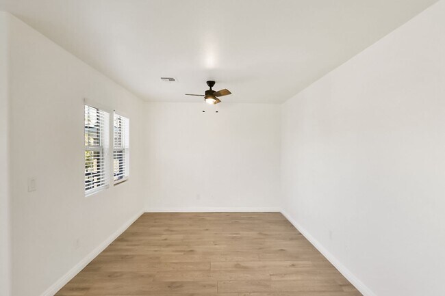 Building Photo - Nicely Upgraded Mountains Edge Gated Commu...