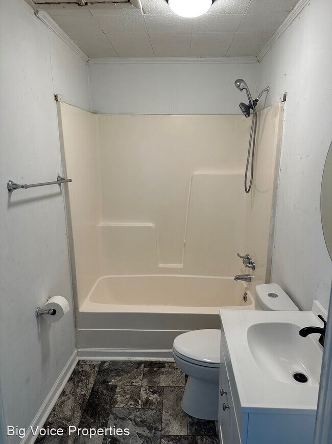 Building Photo - 2 br, 1 bath House - 325 E. 18th Street