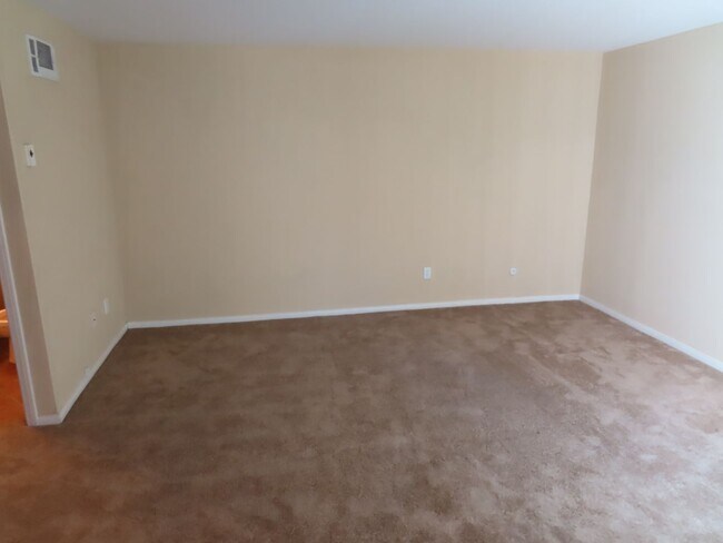 Building Photo - Two Bedroom townhome in the Oak Park / Lem...