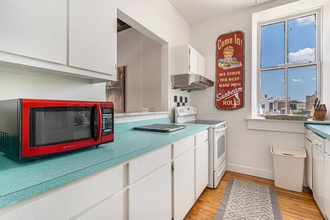 Building Photo - 350 King St