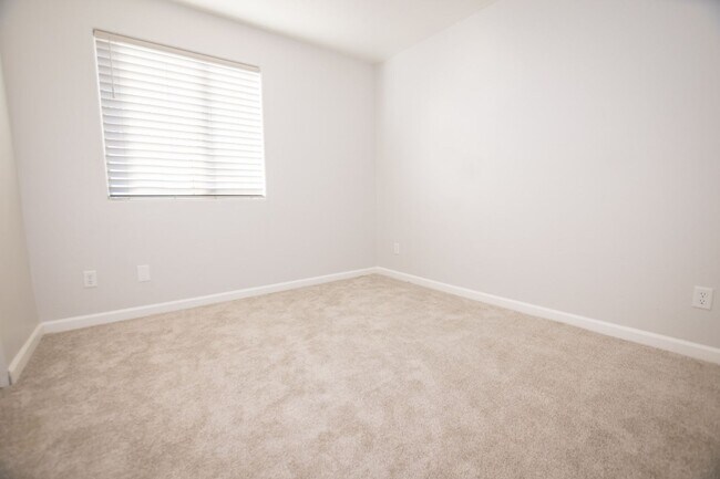 Building Photo - 4 Bedroom, 2 Bath, Split Floor Plan, 2 Car Garage, Central A/C