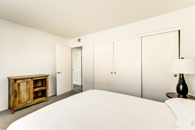 Building Photo - 1015 N Granite Reef Rd