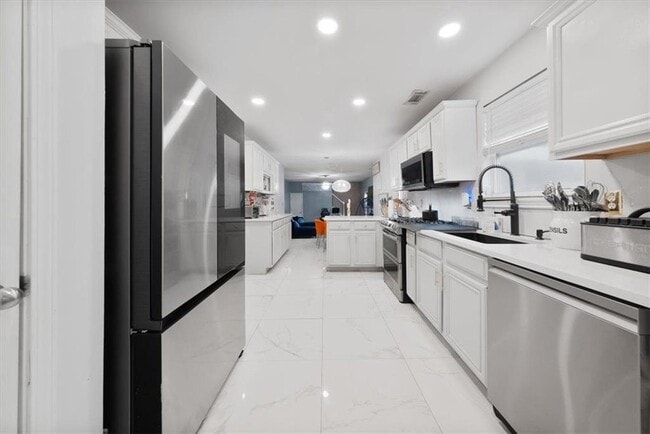 Building Photo - 504 Trotters Ln