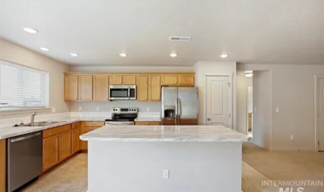 Building Photo - "Charming 3-Bed, 2-Bath Home with Spacious...