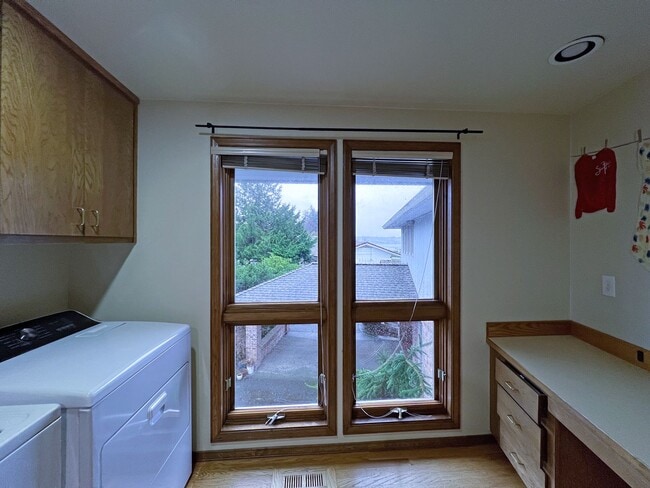 Building Photo - Gated Sound view home Des Moines area, 4 bed plus den 2.5 bath 3900 s/f, Available NOW!!!